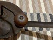 Il tostacaffè antico tostatore a manovella in ferro