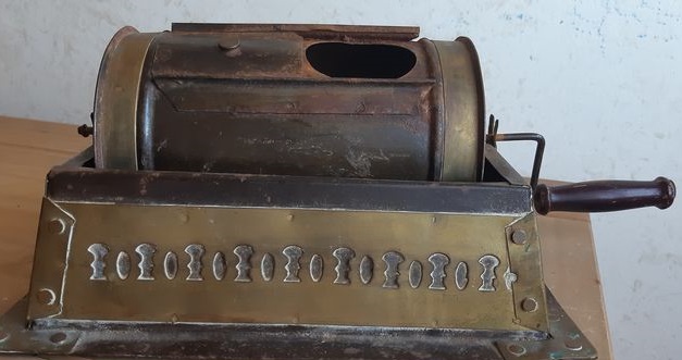 Il tostacaffè antico tostatore a manovella in ferro