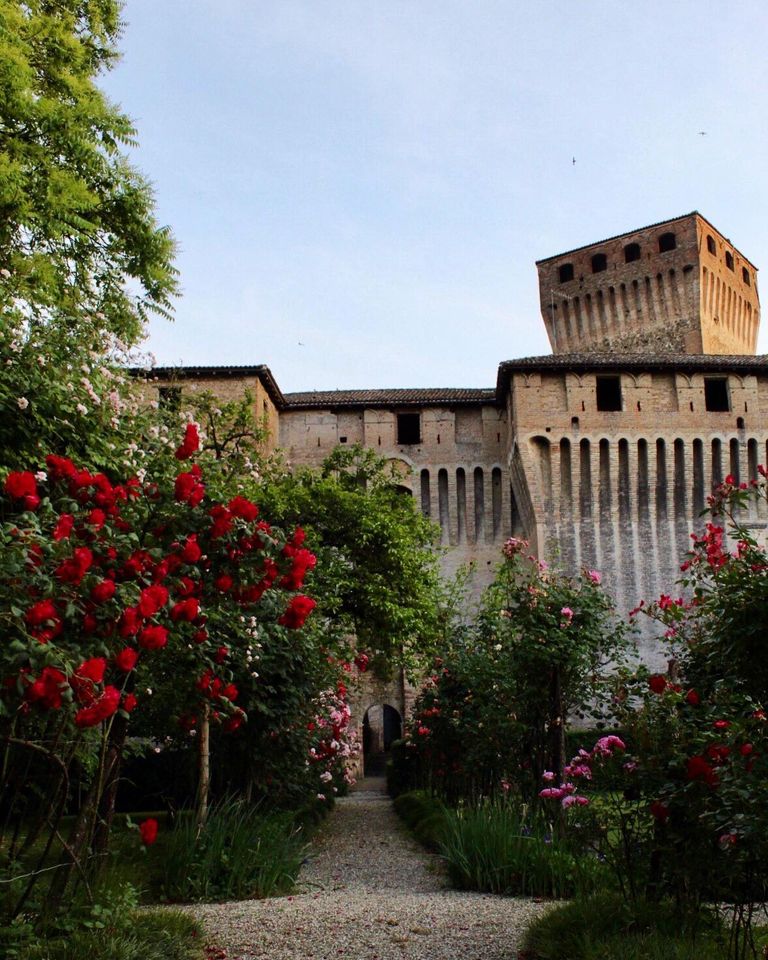 Finalmente anche il Castello di Montechiarugolo riapre alle visite! Sarà possibile visitare il Castello il venerdì e il sabato pomeriggio dalle 15:00 alle 18:00 e la domenica dalle 10:00 alle 12:00 e dalle 15:00 alle 18:00.